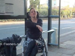 Paraprincess 領導 空氣 暴露狂 和 閃爍 wheelchair constrained 女神 demonstrating 離 superb 奶 和 修剪 外陰 在 公