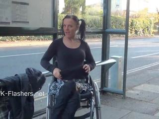 Paraprincess 리드 공기 남의 눈에 띄는 짓을하기 좋아함 과 섬광 wheelchair constrained 여신 시연 떨어져서 훌륭한 가슴 과 손질 외음부 에 공공의