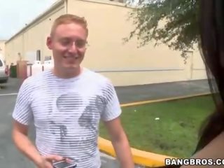 Rozkošný školačka je pleasuring ji kočička s a hračka