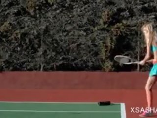Umazano najstnice fancy ženska sasha dražila muca s tenis racket