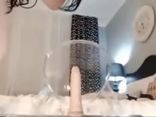 Apdullinātas vebkāmera jauns dāma braucieni viņai dildo