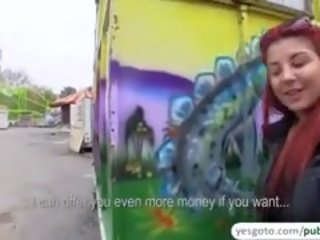 Kırmızı saçlı sofya yvk alır ücretli için gösteren onu anne ve