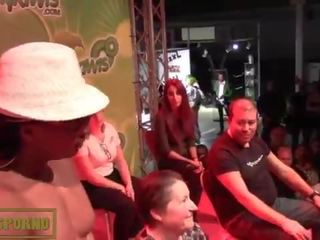 Prancūziškas blondinė bigtits juokingas šūdas su monstras juodas bybis