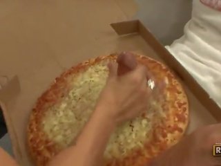 Crista jídla a obrovský meaty pizza