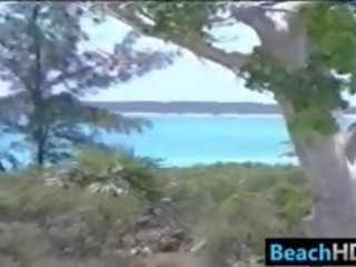 Barmfager kvinne på den strand