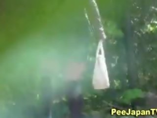 Urinating azijci spied na