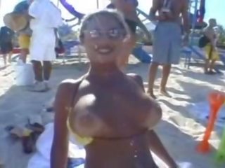 Extraordinary Bodybuilder Chick At The Beach Can set up Her Titties Jump