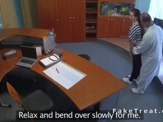 Arst fucks bent üle patsient sisse recepcionists tuba