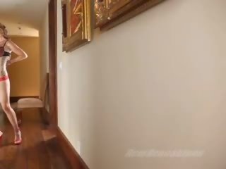First-rate anne dövmeli sabah pozlar içinde onu kırmızı sıcak iç çamaşırları