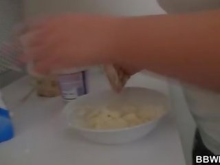 Splendid bella e grassa (bbw) sporco clip a il cucina