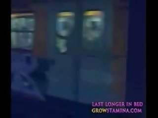 Perempuan pelucutan di yang keretapi stesen bahagian 1