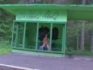 Tonë i parë lulishte x nominal video në the autobuz stacion