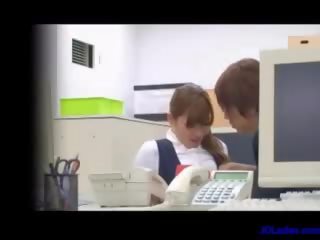 办公室 爱人 多指 越来越 她的 的阴户 和 乳头 stimulate