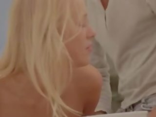 Blondinka perizada banged in the jemagat öňünde
