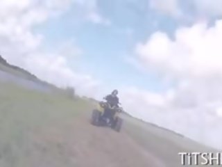 Provokativní a necenzurovaný srst koláč vrtání s a divoký kuřátko