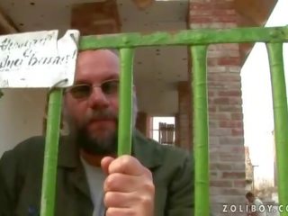 Bjaurus senelis dulkinimasis ir šlapinimasis apie paauglys