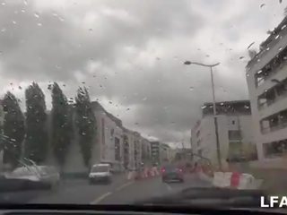 Cilik coquine se masturbe dans le taxi qui en profite pour la doigter