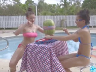 Camsoda adolescentes con grande culo y grande tetitas hacer un watermelon explotar con goma licenciado en letras