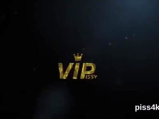 Pleasant teenie je geeting peed na in ejaculates mokro slit
