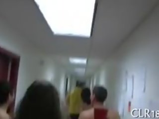 Streetwalker është bounding në pecker e drejtë pas duke i dhënë handsome fellatio