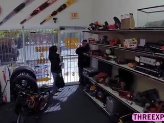 Big lezbiýanka thief aldalan on sordyrmak sik while her another lezbiýanka boyfriend is wa
