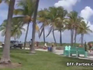 Eşiksiz bikini pläž teens blowing