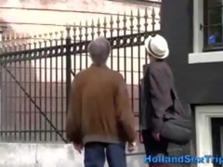 Old turist looks for ulylar uçin film in amsterdam