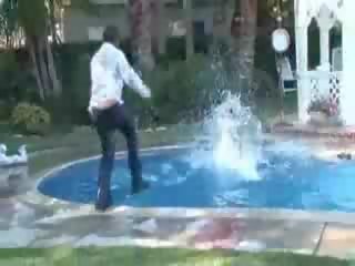 I vendosur lart të saj pasionante në shtëpi pastaj fucked në duke notuar pishinë vid