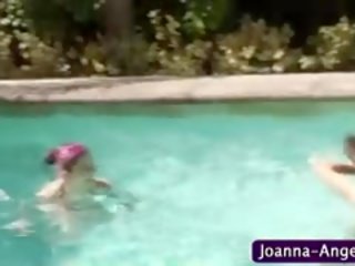 Gothická holky jump v kaluž a souložit