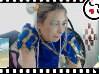 Chun li cosplayer magjepsës por la kamera kompjuterike parte1