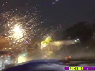 Brunette femme en la pluie gia obtient martelé dur par étranger
