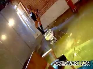 Loira cativante masturbação em o chuva