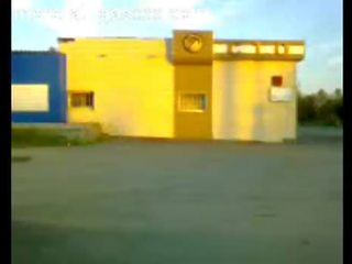 E çmendur çift qirje në autobuz stacion