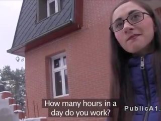 Amatér stunner fucks falešný činidlo v veřejné