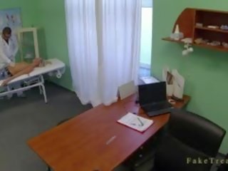 Blondinka finger fucked by intern with ellik