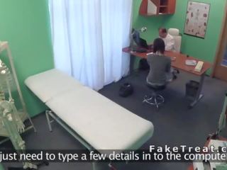 Mjeshtër balluke i durueshëm në një tavolinë