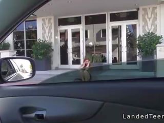 Rūdmataina pusaudze hitchhiker ponijs svešinieks ārā