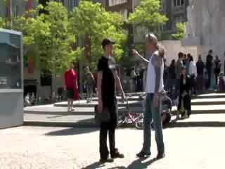 Gollandiýaly gutaran künti sucks a tourists kotak