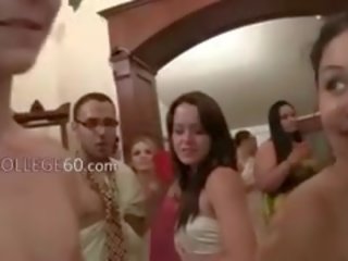 Plot epsh vajzat sexing në karnavalet masks