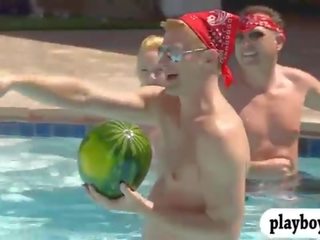Swingers duke pasur argëtim dhe gojore seks film në duke notuar pishinë