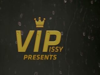 Zartyldap maýyrmak ýaşlar shoots groovy piss from her fucked göt