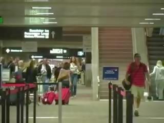 Jayma ried arrives 에 그만큼 airport.