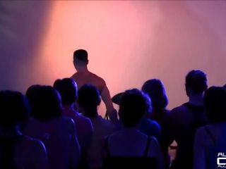 Pranses baguhan babae apuhapin sa pamamagitan ng male stripper onstage