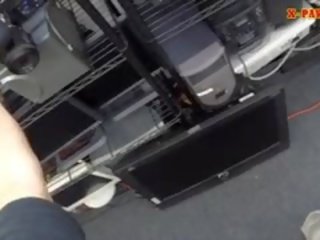 시시덕 거리는 스튜어디스 pawns 그녀의 고양이 용 현금