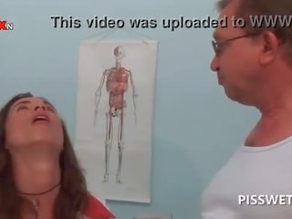 Gynecologist dhe e tij infermiere duke pirë çdo të tjerët marvellous pshurr