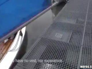 Pleasant zoçkë rides në një varkë dhe fucked