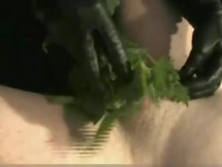 Otrok dostane špinavý míče stroked podle školačka s nettles