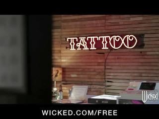 Uly emjekli tattooed blondinka sikiş hard