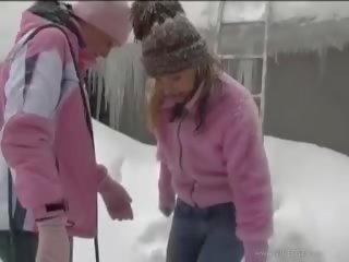 Two mesum lesbian girls in jins making out ruangan