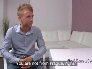 E bukur tip fucks femër agjent në çorape të gjata